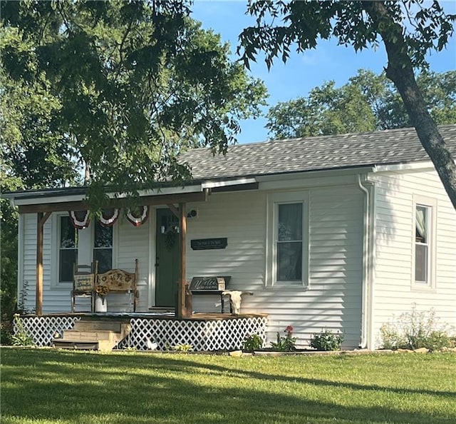 1596 Haskell Rd, Williamsburg, KS 66095 - view of front of home with covered porch, a front lawn, and roof with shingles