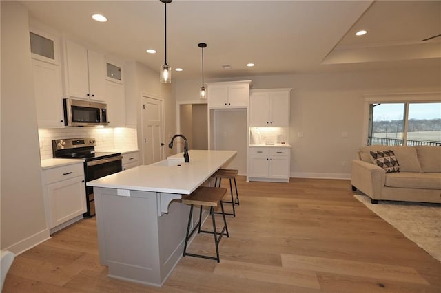 15595 N Sheridan Ct, Basehor, KS 66007 - kitchen featuring stainless steel appliances, a sink, recessed lighting, baseboards, and decorative backsplash