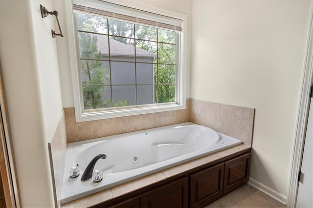 906 Cheatham Ct, Warrensburg, MO 64093 - bathroom featuring a whirlpool tub