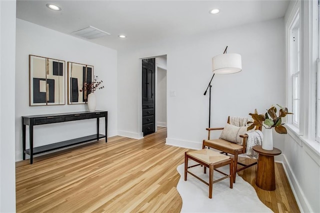 4804 Jarboe St, Kansas City, MO 64112 - living area featuring light wood-style flooring, recessed lighting, and baseboards