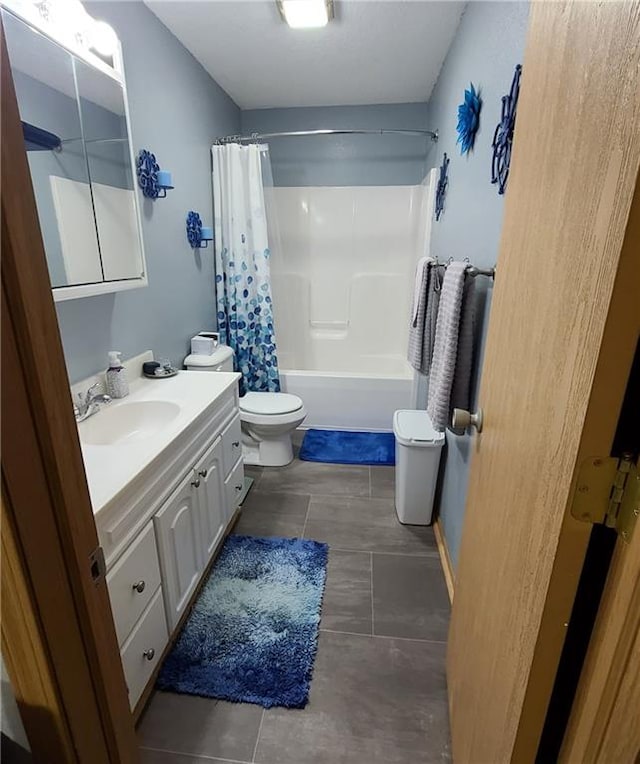 1525 Duncan St, Saint Joseph, MO 64503 - full bath featuring toilet, vanity, and shower / bath combo with shower curtain