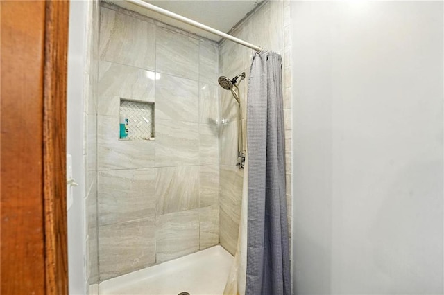8025 Woodstone St, Lenexa, KS 66219 - full bath featuring a tile shower