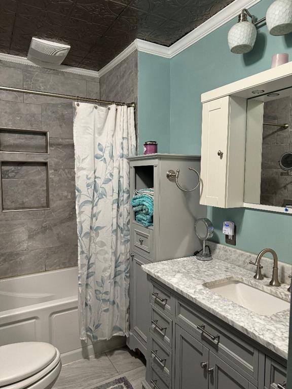 308 E Arrow St, Marshall, MO 65340 - full bathroom featuring vanity, toilet, shower / bath combination with curtain, an ornate ceiling, and crown molding