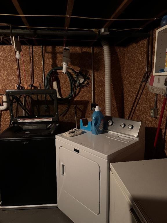 308 E Arrow St, Marshall, MO 65340 - laundry area with independent washer and dryer