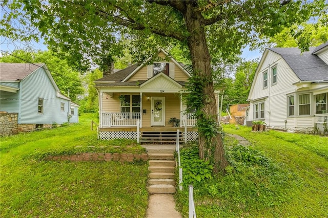 124 Wildwood St, Excelsior Springs, MO 64024 - view of front of house with a porch and a front lawn