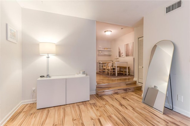 3606 Gillham Rd Unit 25, Kansas City, MO 64111 - hall featuring wood finished floors and baseboards