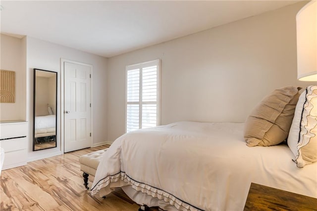 3606 Gillham Rd Unit 25, Kansas City, MO 64111 - bedroom featuring light wood finished floors and baseboards