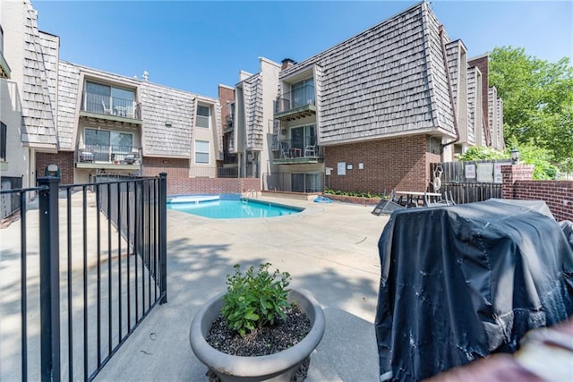 3606 Gillham Rd Unit 25, Kansas City, MO 64111 - community pool featuring a grill