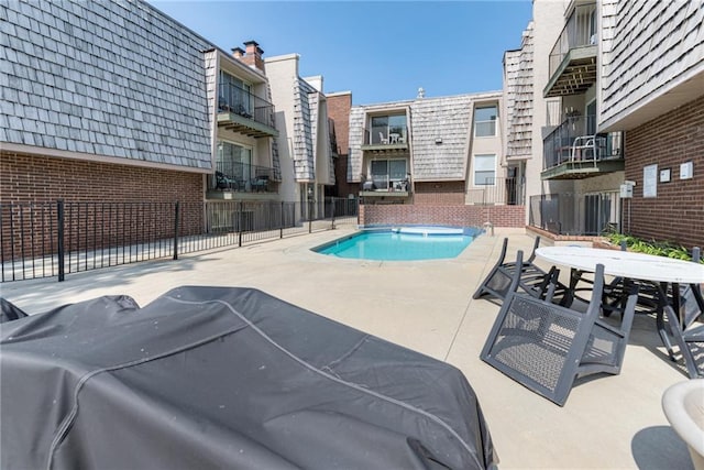 3606 Gillham Rd Unit 25, Kansas City, MO 64111 - community pool with a patio area and outdoor dining area