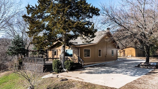 22450 Hatchell Rd, Tonganoxie, KS 66086 - view of front facade with a wooden deck and concrete driveway