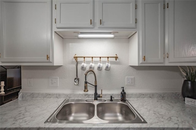 3802 Roanoke Rd, Kansas City, MO 64111 - kitchen with a sink and a textured wall