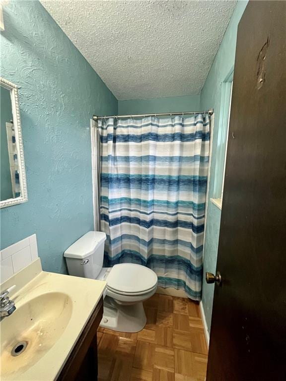 1 N Vine View St, Platte City, MO 64079 - full bathroom featuring a textured ceiling, vanity, toilet, a textured wall, and a shower with curtain
