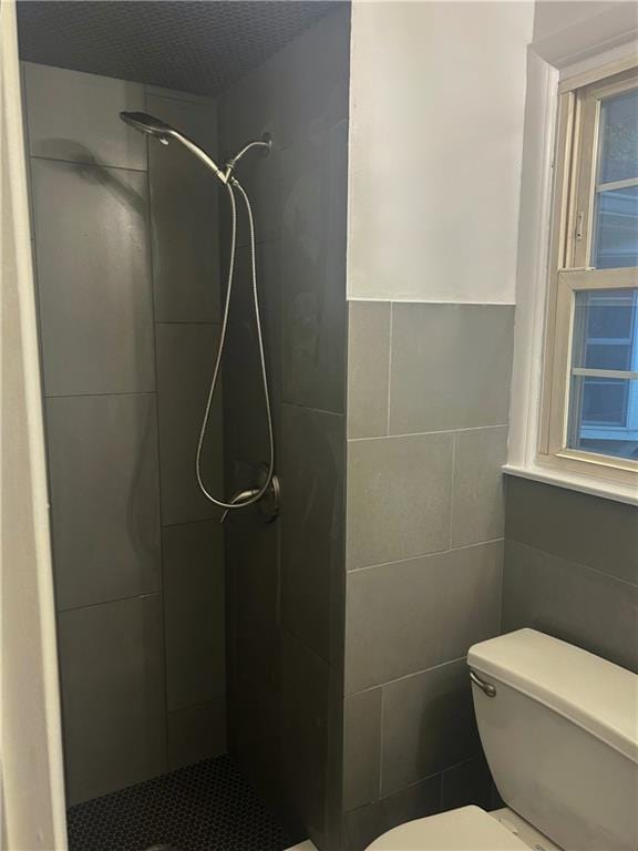 1923 Seneca St, Leavenworth, KS 66048 - full bath featuring tile walls and a shower stall