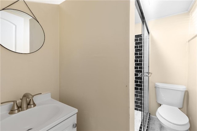 5317 NE 46th St, Kansas City, MO 64117 - full bath featuring toilet, vanity, and a shower