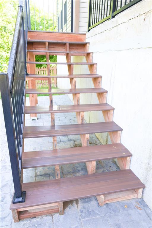 2404 Edmonds Ct, Columbia, MO 65203 - view of stairway