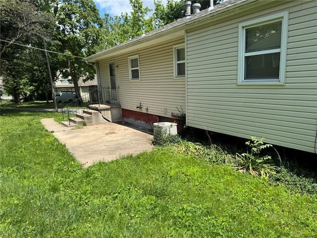 3006 S Santa Fe Rd, Independence, MO 64055 - back of property featuring a lawn