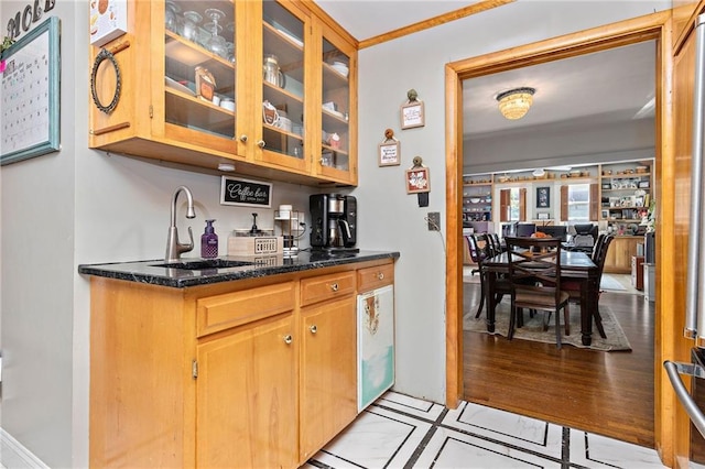 424 S Elm St, Ottawa, KS 66067 - view of indoor wet bar