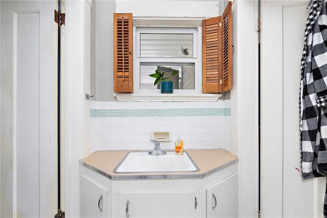 424 S Elm St, Ottawa, KS 66067 - bar featuring a sink and decorative backsplash