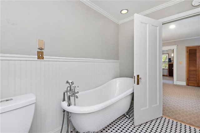 424 S Elm St, Ottawa, KS 66067 - full bathroom featuring wainscoting, a freestanding bath, crown molding, toilet, and recessed lighting