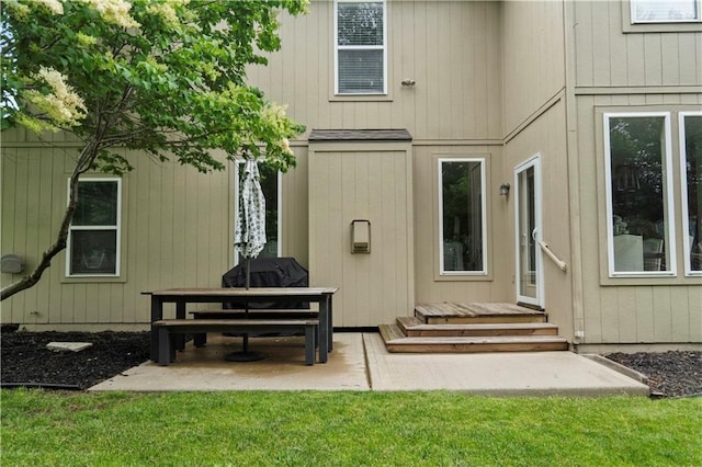 11412 S Lakecrest Dr, Olathe, KS 66061 - rear view of property featuring a patio area and a lawn
