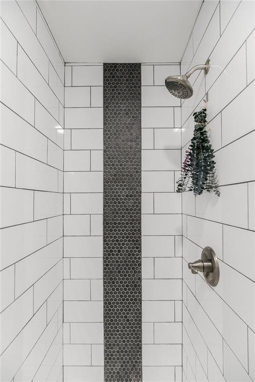 920 S Washington St, Independence, MO 64050 - bathroom featuring tiled shower