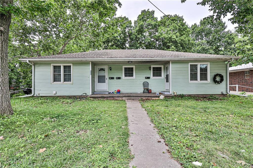 1316 N Main St, Independence, MO 64050 - ranch-style home featuring a porch