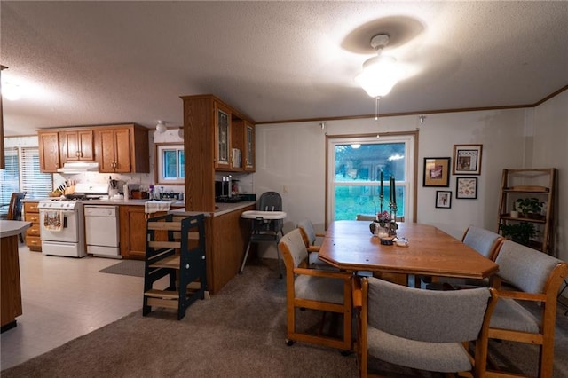 406 Cheyenne Ave, Coffeyville, KS 67337 - dining space with a textured ceiling
