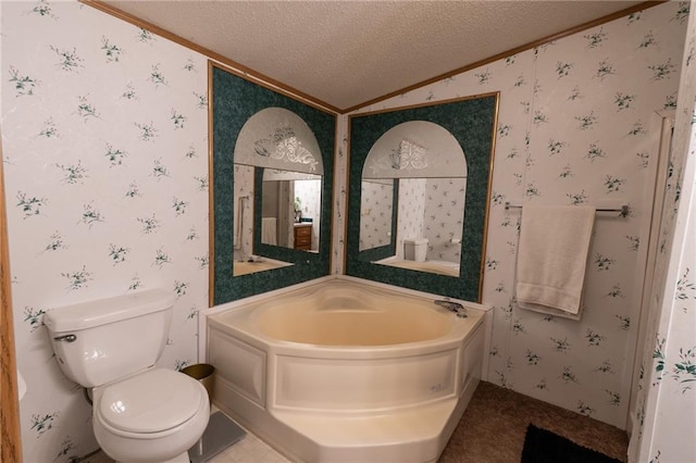 406 Cheyenne Ave, Coffeyville, KS 67337 - bathroom featuring crown molding, vaulted ceiling, a textured ceiling, a garden tub, and wallpapered walls