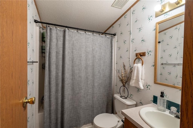 406 Cheyenne Ave, Coffeyville, KS 67337 - bathroom with vanity, toilet, wallpapered walls, a textured ceiling, and shower / tub combo with curtain