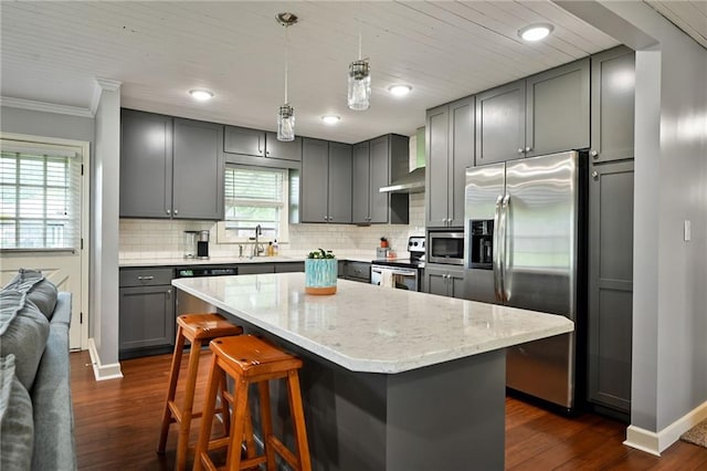 701 N Apache Dr, Independence, MO 64056 - kitchen featuring stainless steel appliances, gray cabinetry, crown molding, dark wood-style flooring, and decorative backsplash
