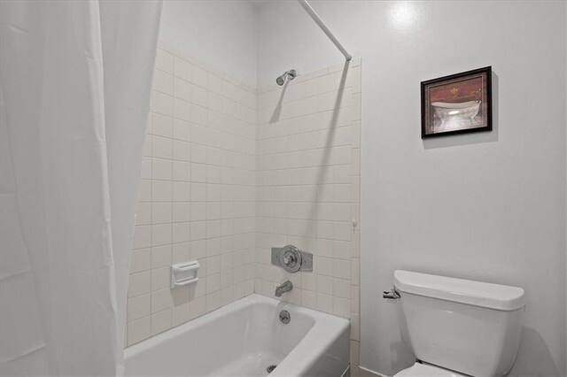 12509 W 100th Ter, Lenexa, KS 66215 - full bath featuring shower / tub combo with curtain and toilet