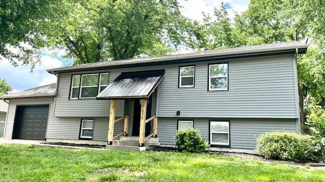 1636 S Poplar St, Ottawa, KS 66067 - raised ranch featuring a garage and a front yard