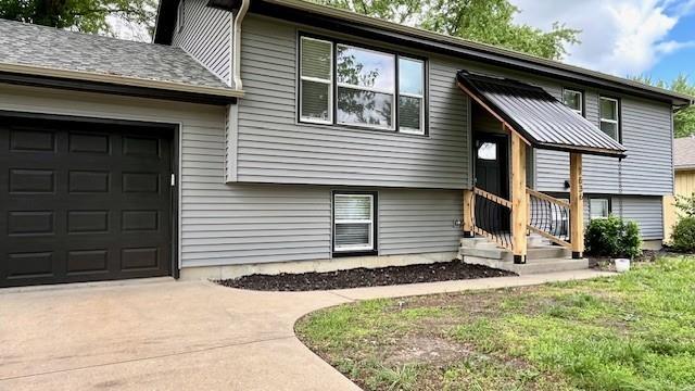 1636 S Poplar St, Ottawa, KS 66067 - view of front facade featuring concrete driveway and a garage