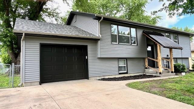 1636 S Poplar St, Ottawa, KS 66067 - split foyer home featuring concrete driveway and a garage