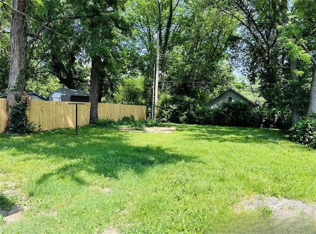 6823 S Benton Ave, Kansas City, MO 64132 - view of yard