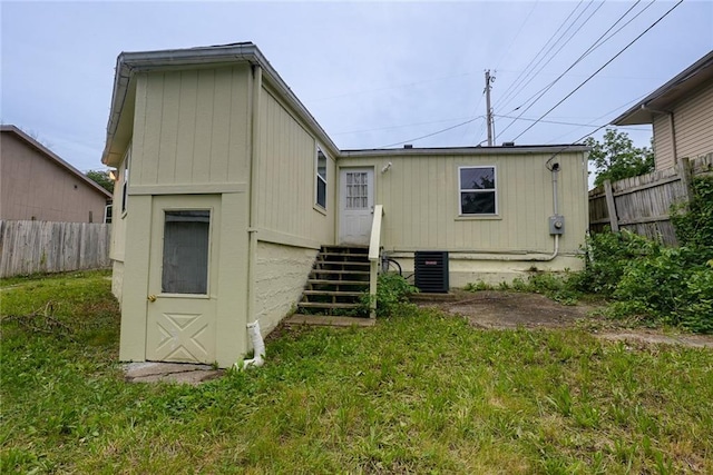 814 E Hayward Ave, Independence, MO 64050 - rear view of property with entry steps