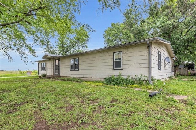 39135 Plum Creek Rd, Osawatomie, KS 66064 - view of front facade featuring a front yard