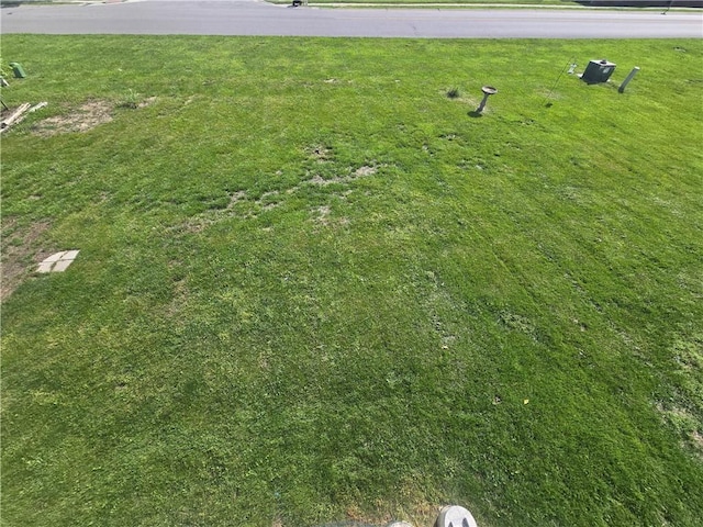 657 SW Tisha Ln, Grain Valley, MO 64029 - view of green lawn