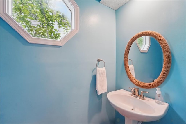 11580 S Skyview Ln, Olathe, KS 66061 - bathroom featuring a sink