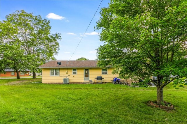 711 S Colby St, Hamilton, MO 64644 - rear view of house featuring central air condition unit and a lawn