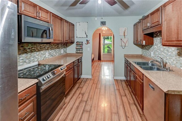 19490 Countryside Cir, Weston, MO 64098 - kitchen featuring stainless steel appliances, arched walkways, backsplash, and ceiling fan
