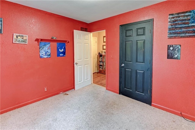 19490 Countryside Cir, Weston, MO 64098 - carpeted entrance foyer with baseboards and a textured wall