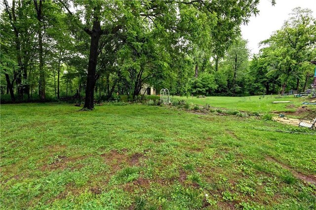 19490 Countryside Cir, Weston, MO 64098 - view of green lawn