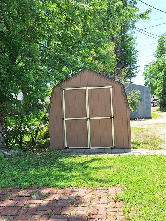 811 W Main St, Chanute, KS 66720 - view of shed