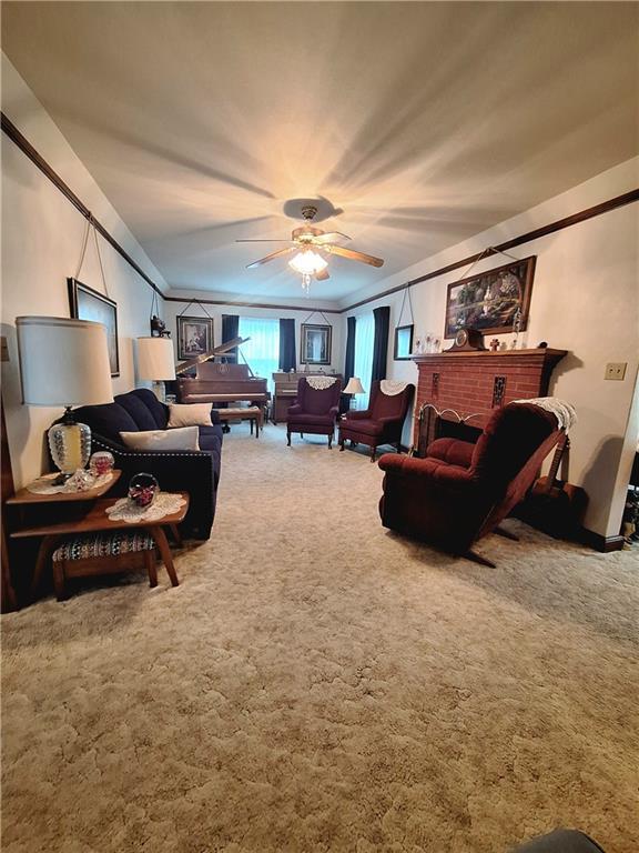 811 W Main St, Chanute, KS 66720 - carpeted living room with ceiling fan