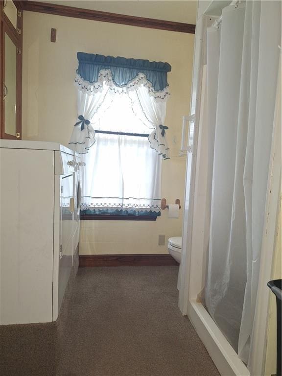811 W Main St, Chanute, KS 66720 - bathroom featuring toilet, a shower with curtain, washer / clothes dryer, crown molding, and baseboards