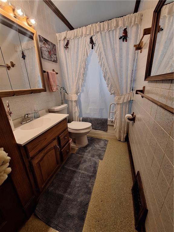 811 W Main St, Chanute, KS 66720 - full bath with toilet, vanity, and shower / bath combo with shower curtain