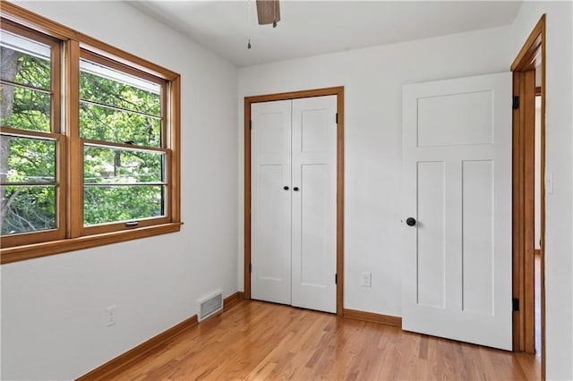 4417 E 104th St, Kansas City, MO 64137 - unfurnished bedroom featuring light wood-style flooring, baseboards, a closet, and a ceiling fan