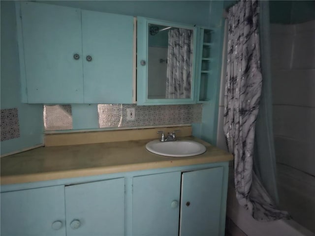 303 W Park St, Pittsburg, KS 66762 - bathroom featuring vanity and a shower with curtain