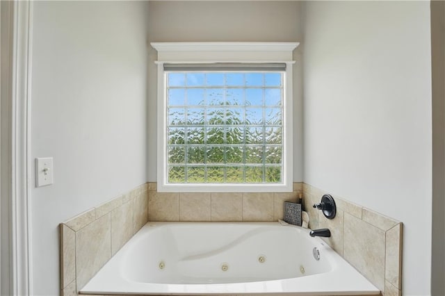 1104 NW 109th St, Kansas City, MO 64155 - full bath featuring a jetted tub